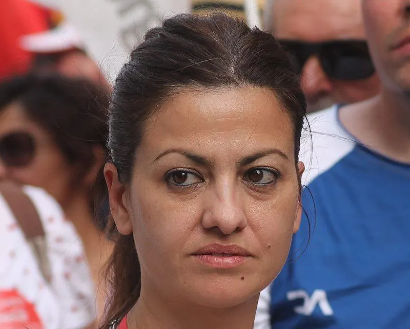 Ministra con mochila