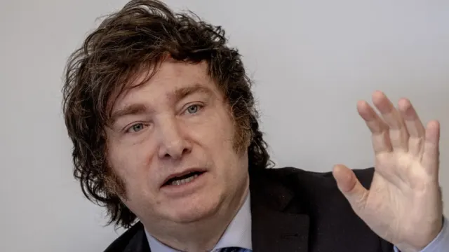 Javier Milei, el economista de la motosierra, arrasa en las elecciones argentinas