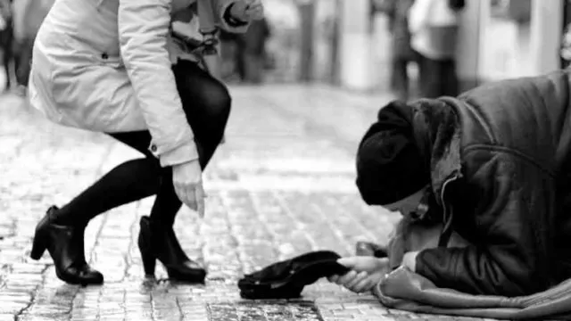 Lo que Moreno Bonilla escondió el 28F: Andalucía, “líder” en riesgo de pobreza o exclusión social