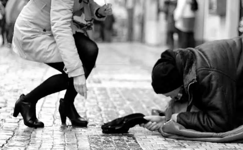 Lo que Moreno Bonilla escondió el 28F: Andalucía, “líder” en riesgo de pobreza o exclusión social