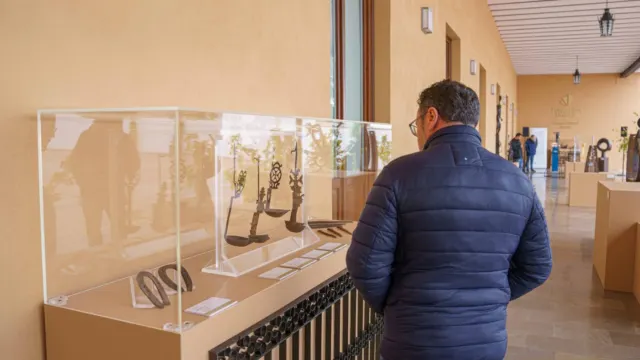«Forjado y fundido», una expo de lujo: Más de 40 joyas artísticas y artesanales en metal de los siglos XVIII al XXI en el Centro Cultural Fundación…