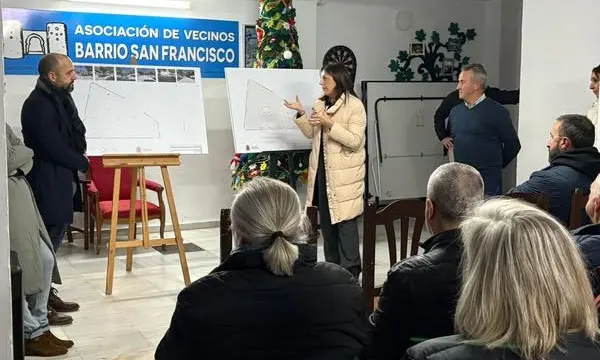 La alcaldesa se reúne con vecinos del barrio de San Francisco para informar de la remodelación de Ruedo Alameda, financiado por el 2% Cultural del…