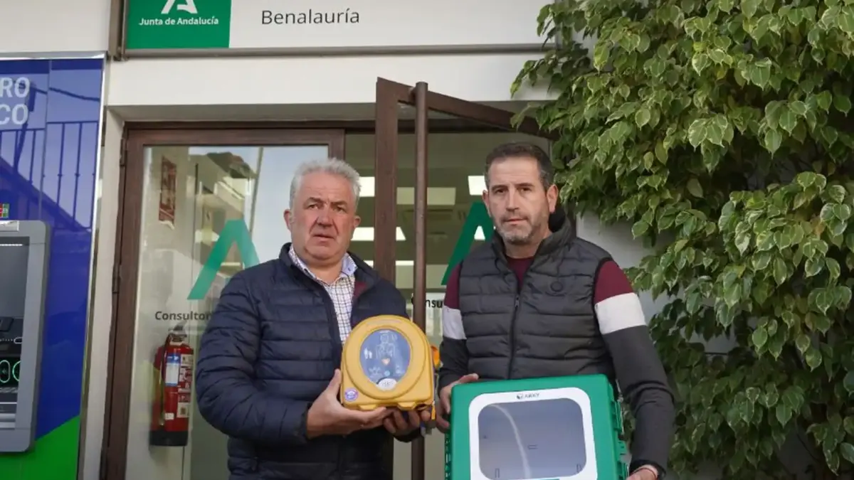 Benalauría instala desfibriladores en espacios públicos en el pueblo y pedanías para responder a emergencias cardíacas