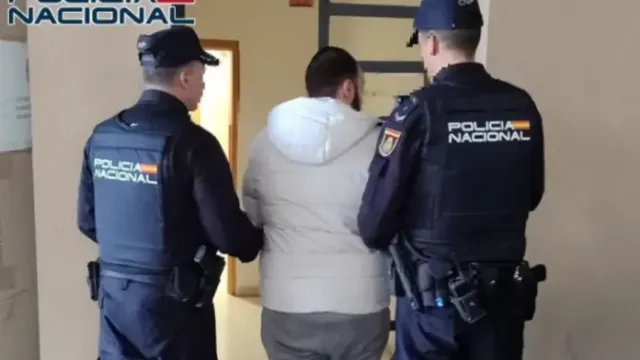 Un hombre de 30 años ha sido arrestado en Ronda por golpear a otro con un patinete y un bate de béisbol