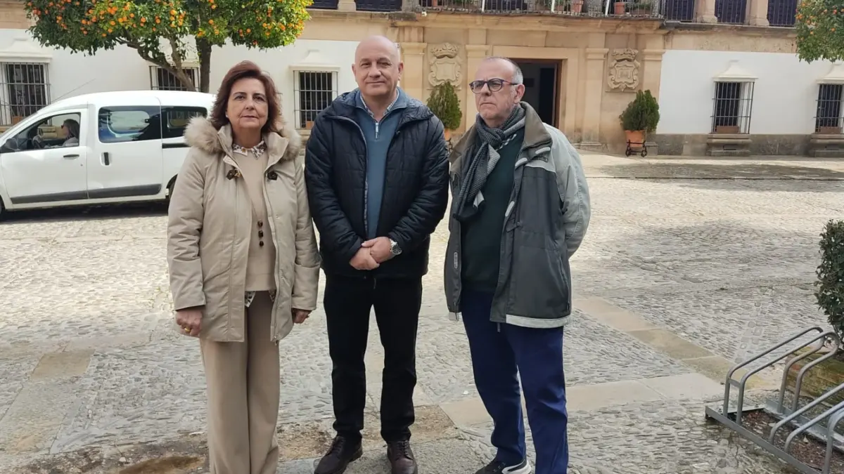 El portavoz municipal, Francisco Cañestro junto a la concejala socialista Yolanda Ríos y José María Guzmán, portavoz ejecutiva local del PSOE
