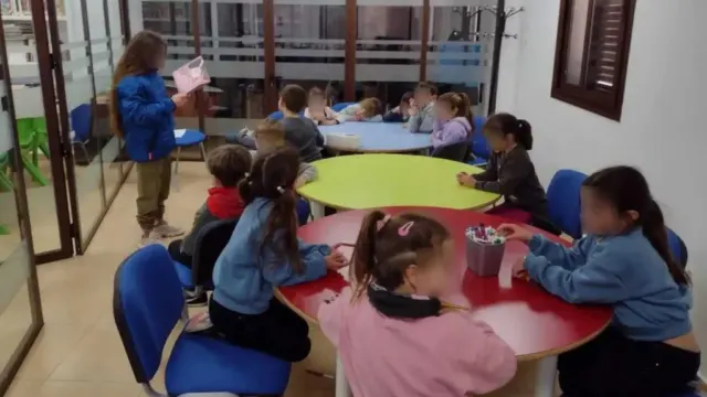Talleres intergeneracionales fomentan la creatividad y el envejecimiento activo en Algatocín