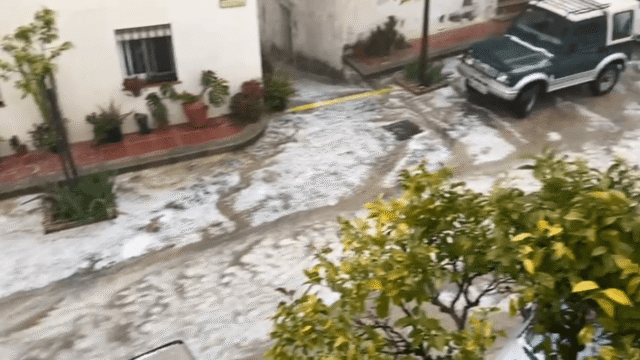 Un 28 F con nieve, granizo y cortes de carretera en la Serranía