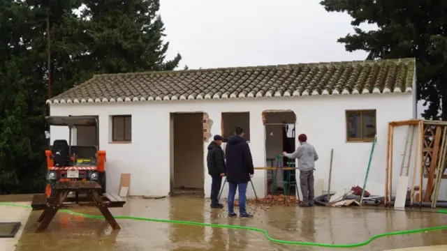 JUBRIQUE REALIZA MEJORAS EN LA PISCINA Y LOS APARTAMENTOS RURALES