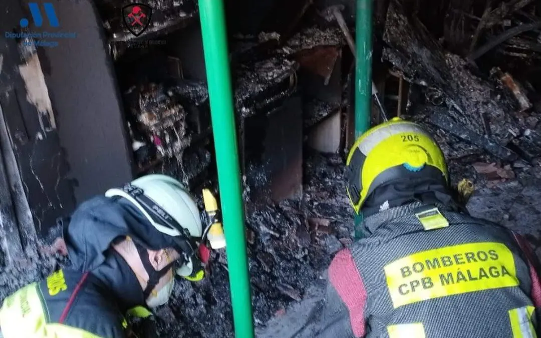 Aparatoso incendio en Ronda con siete personas intoxicadas por humo y un bloque de viviendas desalojado
