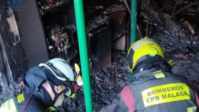 Aparatoso incendio en Ronda con siete personas intoxicadas por humo y un bloque de viviendas desalojado