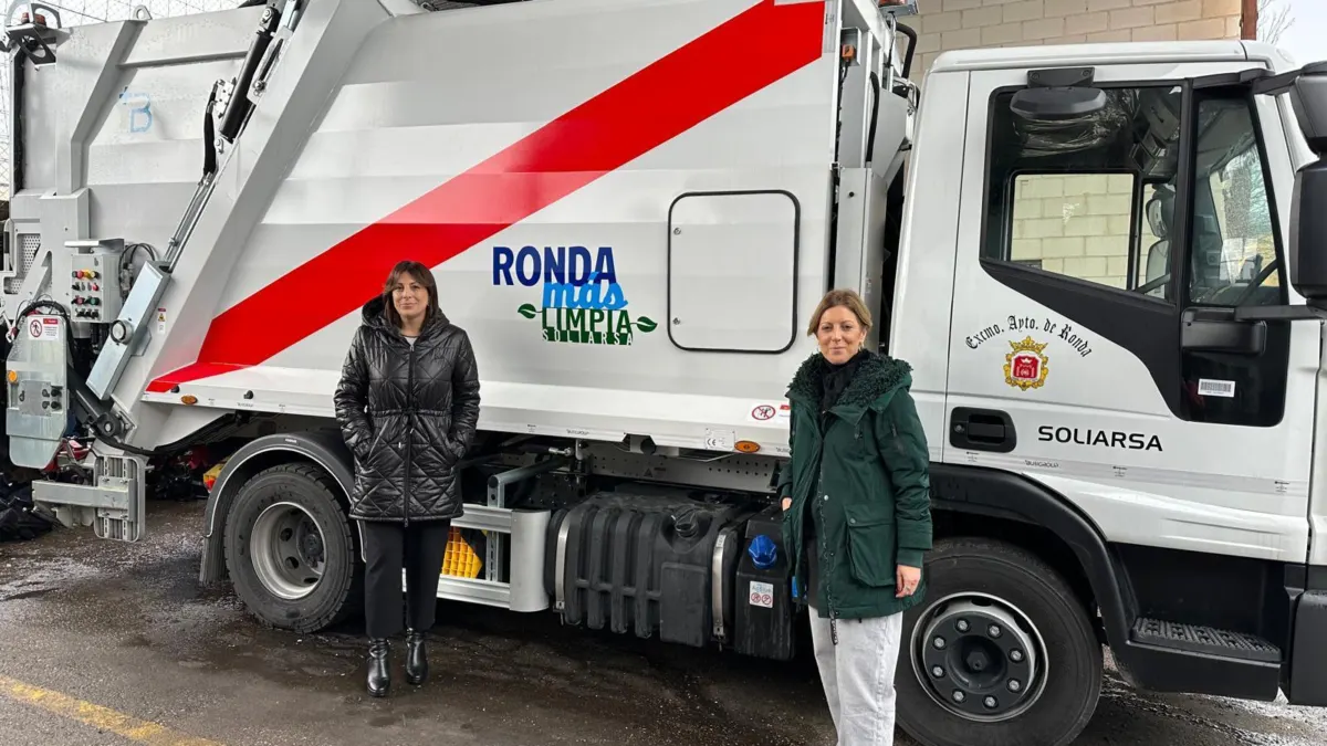 El Ayuntamiento avanza en la modernización de la empresa municipal de limpieza con la compra de un nuevo camión de carga trasera