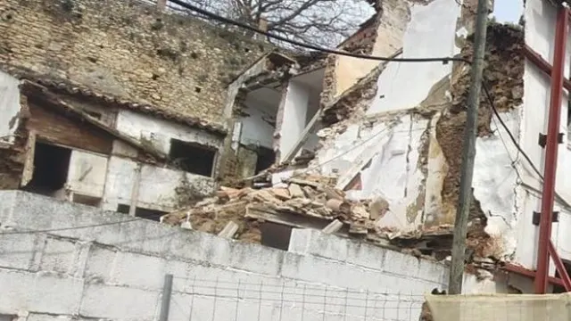 Se derrumba parte de una vivienda abandonada en la calle Espíritu Santo en el barrio de San Francisco