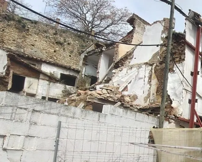 Se derrumba parte de una vivienda abandonada en la calle Espíritu Santo en el barrio de San Francisco
