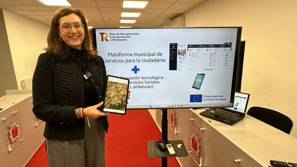 Los fondos Next Generation impulsan un avance tecnológico con el uso de tablets para la ayuda a domicilion en Ronda
