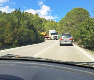 Fotonoticia: Camión semivolcado en una carretera no preparada para ese volumen de tráfico y que es una "alternativa forzada" 1 Fotonoticia: Camión semivolcado en una carretera no preparada para ese volumen de tráfico y que es una "alternativa forzada"