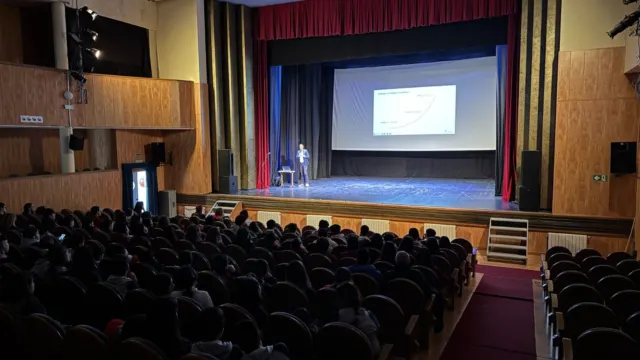 La Inteligencia Artificial, sus ventajas y sus riesgos, llegan a 300 alumnos de Secundaria de Ronda