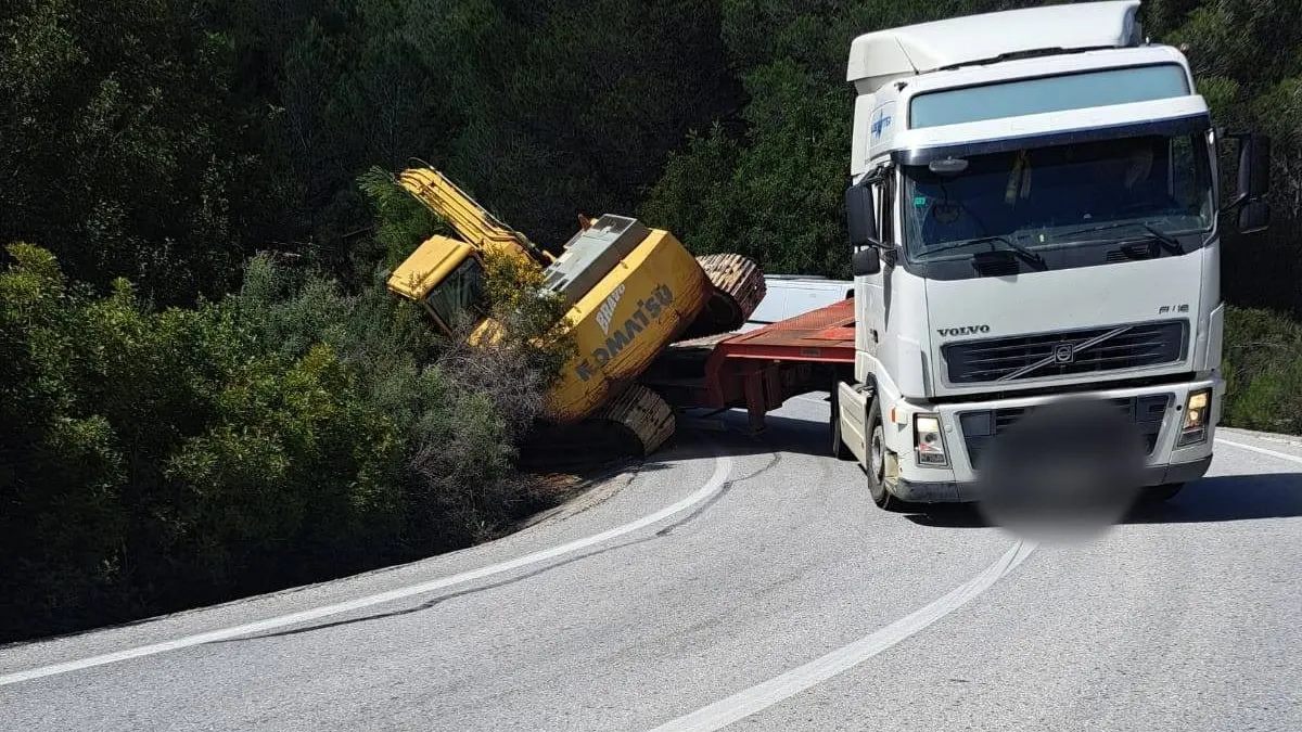 Fotonoticia: Camión semivolcado en una carretera no preparada para ese volumen de tráfico y que es una «alternativa forzada»