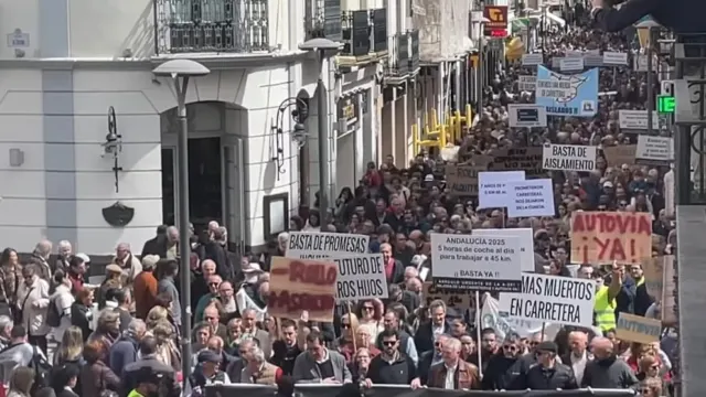 4.500 personas toman la calle en Ronda exigiendo la reapertura de la A-397, la mejora de las carreteras y la construcción de la autovía sin más…