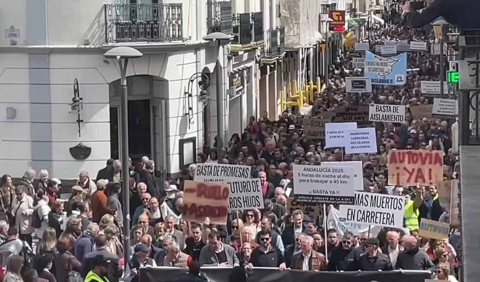 4.500 personas toman la calle en Ronda exigiendo la reapertura de la A-397, la mejora de las carreteras y la construcción de la autovía sin más…