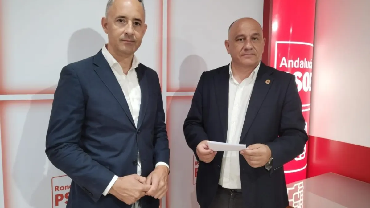 El diputado provincial Miguel Espinosa junto al, portavoz socialista en el Ayuntamiento de Ronda, Francisco Cañestro. Foto PSOE