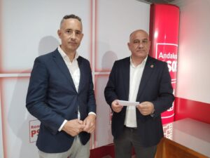 Vuelven a denunciar la exclusión financiera por parte de la Junta y Diputación a la Serranía con pueblos sin cajero automático 1 El diputado provincial Miguel Espinosa junto al, portavoz socialista en el Ayuntamiento de Ronda, Francisco Cañestro. Foto PSOE