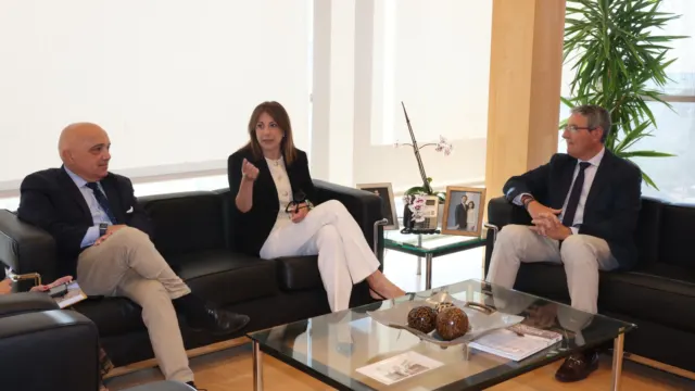 Reunión entre la alcaldesa de Ronda y el presidente de la Diputación sobre la futura sede del grado universitario de Fisioterapia
