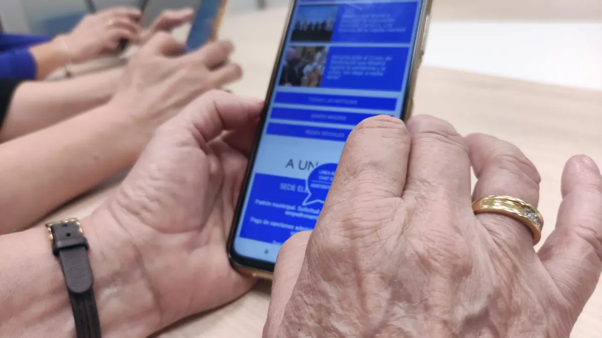 Talleres dirigidos a los mayores rondeños para reducir la brecha digital
