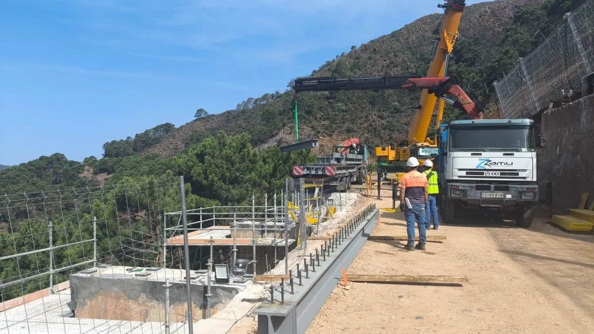 Se instalan las primeras vigas del nuevo tablero de la carretera Ronda-San Pedro