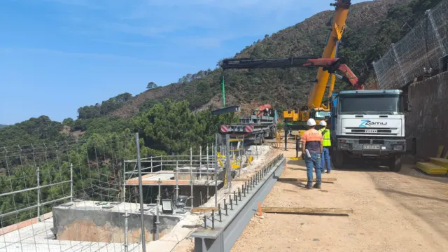 Se instalan las primeras vigas del nuevo tablero de la carretera Ronda-San Pedro
