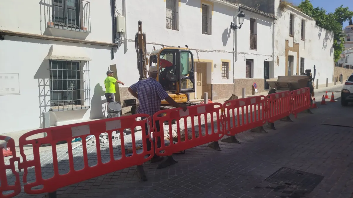 La obra emblema se cae: A los dos meses de la inauguración, la calle Real se tiene que reabrir para reparar defectos