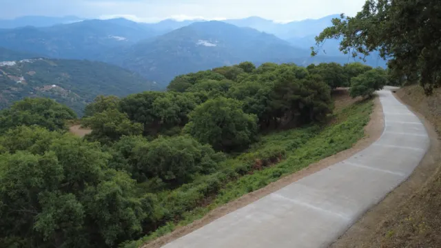 Benarrabá mejora su camino del monte público
