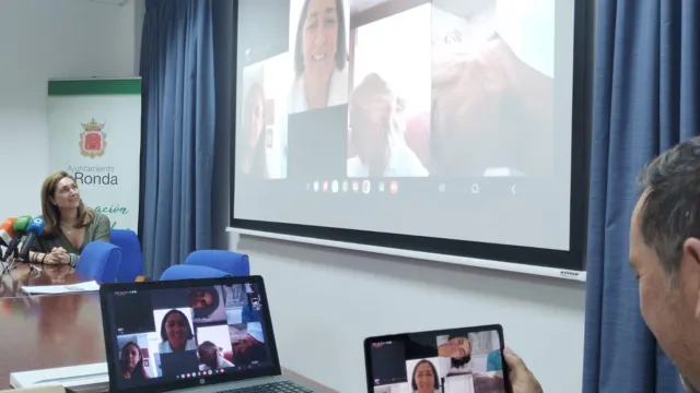 Las auxiliares de ayuda a domicilio de Ronda comienzan a utilizar nuevos dispositivos