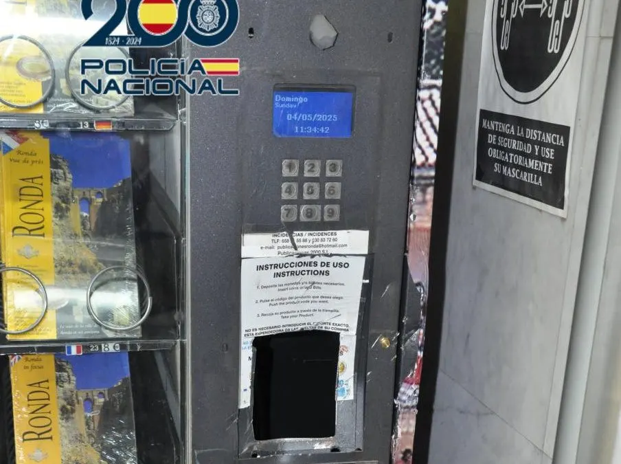 Dos detenidos por el robo en máquinas expendedoras del aparcamiento de la avenida Martínez Astein en Ronda
