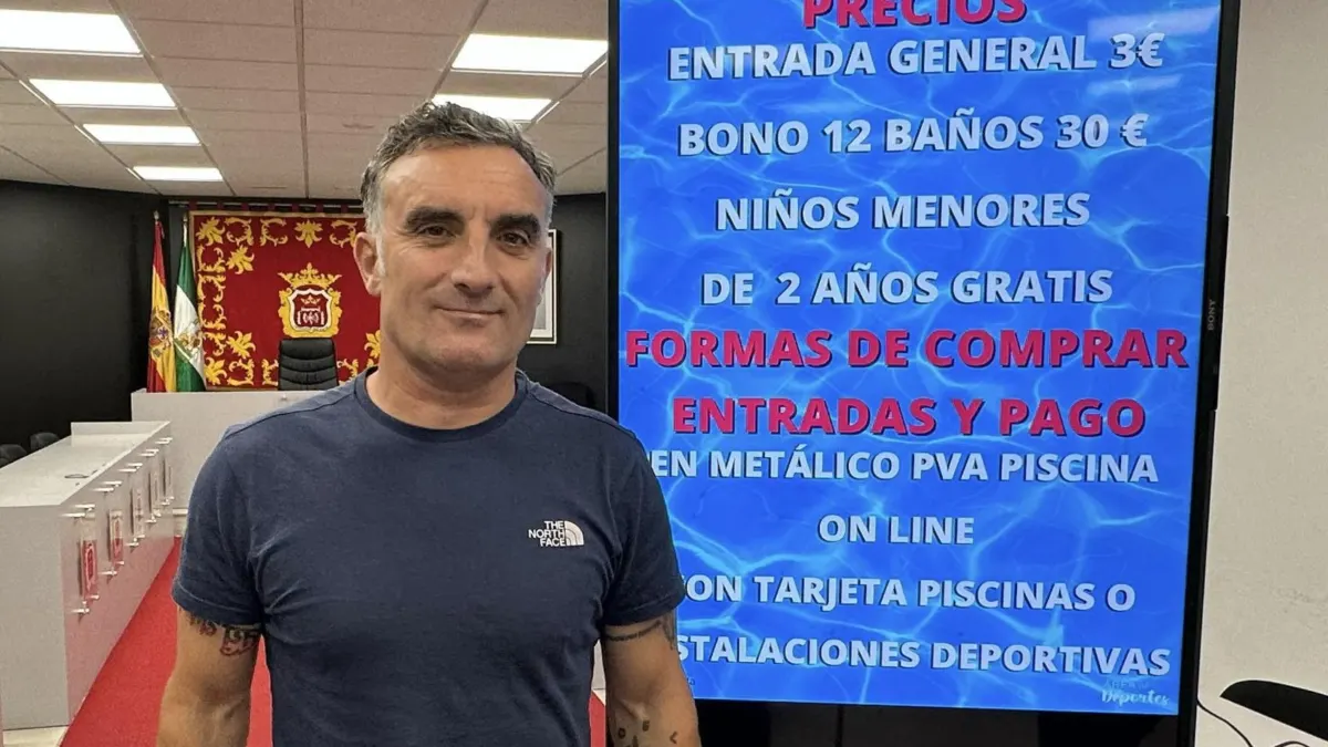 El concejal de Deportes de Ronda dice que baja los precios en la piscina municipal y le «cae la del pulpo»