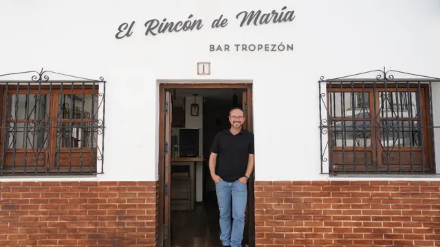 Reabre sus puertas el histórico bar ‘Tropezón’ de Faraján: una historia familiar de emigración, esfuerzo y regreso a la tierra natal