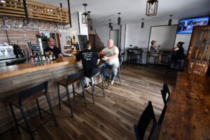 Reabre sus puertas el histórico bar ‘Tropezón’ de Faraján: una historia familiar de emigración, esfuerzo y regreso a la tierra natal 1 Reabre sus puertas el histórico bar ‘Tropezón’ de Faraján: una historia familiar de emigración, esfuerzo y regreso a la tierra natal