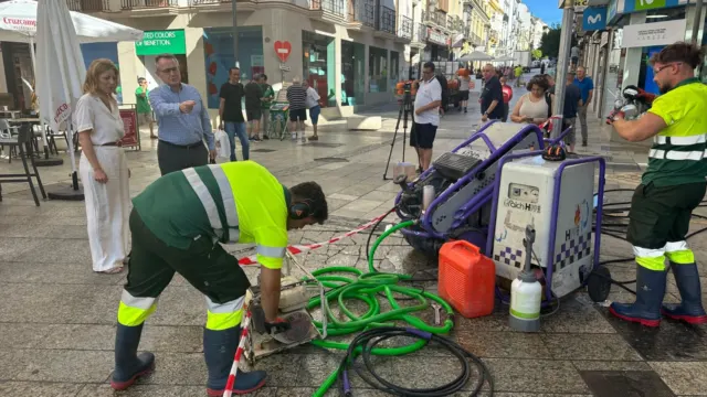 Soliarsa pone en marcha la limpieza a fondo del deteriorado acerado de la calle La Bola
