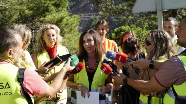 Con nocturnidad y semáforos, sin testigos ni vehículos, con un solo carril y a medio gas: La Junta improvisa un pastiche de reapertura de la A-397