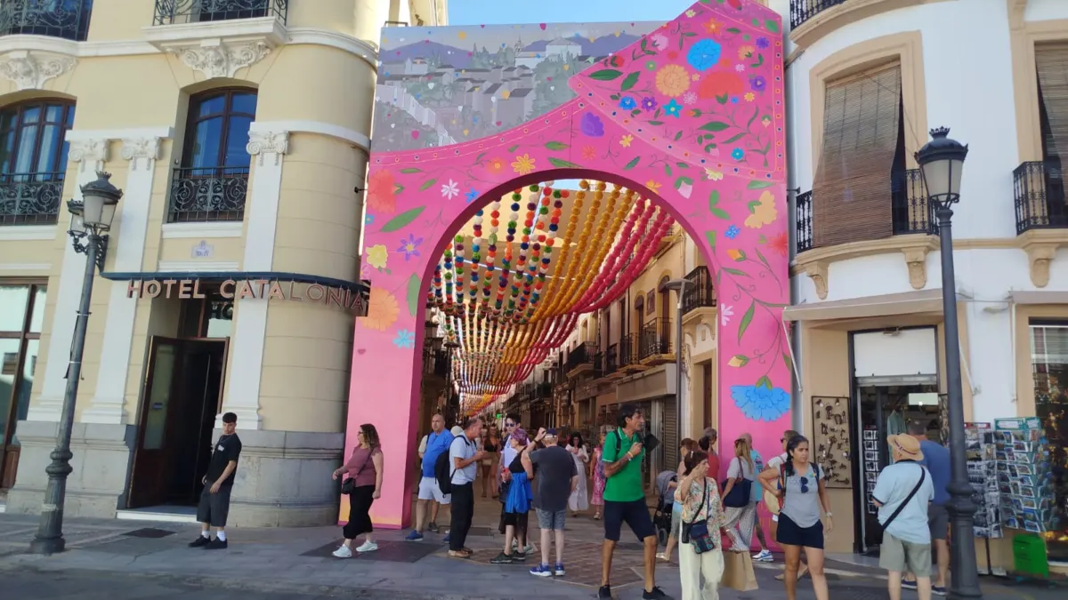 Ronda levanta el telón de su Feria de Día con una portada dedicada al capote sin Goyesca y sin Feria del centro