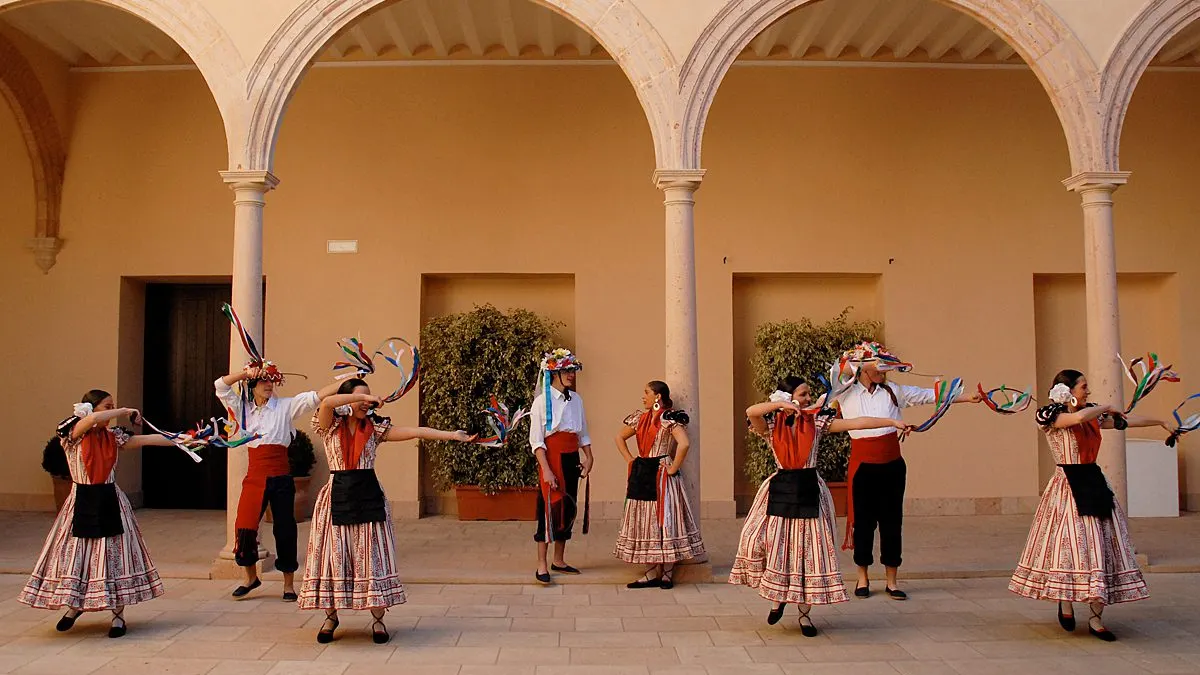 Ronda vuelve a vestirse de diversidad cultural con las Galas Folclóricas Internacionales de la Asociación Abul-Beka