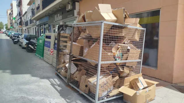 Ronda. La polémica de las jaulas para cartón: feas, inservibles y peligrosas