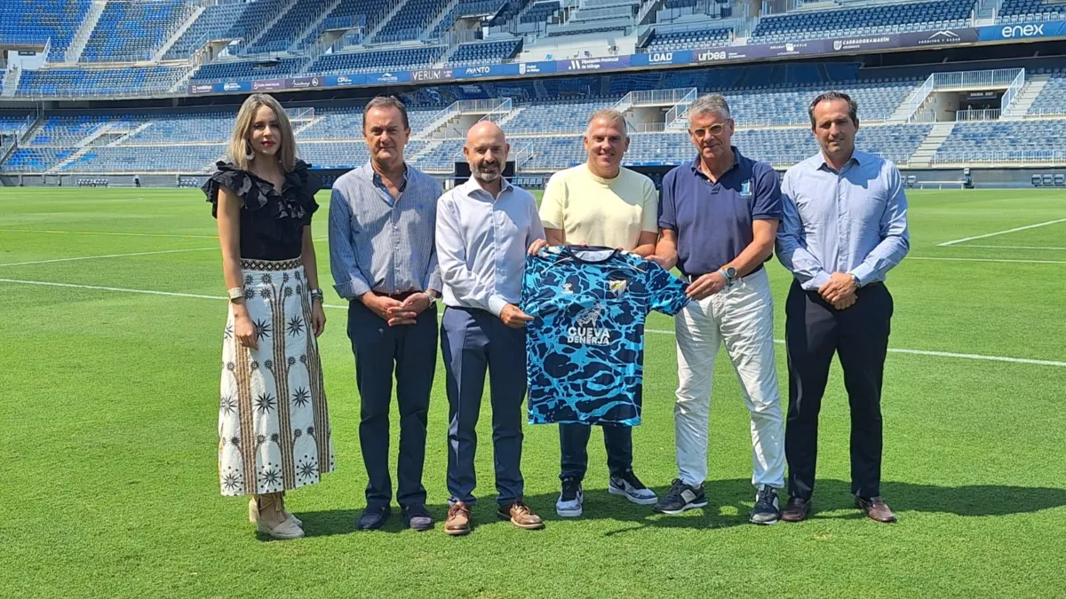 El logotipo de la Cueva de Nerja vuelve a lucir en la camiseta pre-match del Málaga Club de Fútbol esta temporada 2025/26