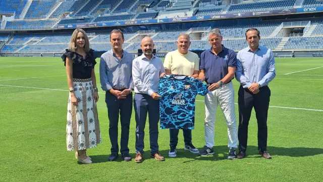 El logotipo de la Cueva de Nerja vuelve a lucir en la camiseta pre-match del Málaga Club de Fútbol esta temporada 2025/26