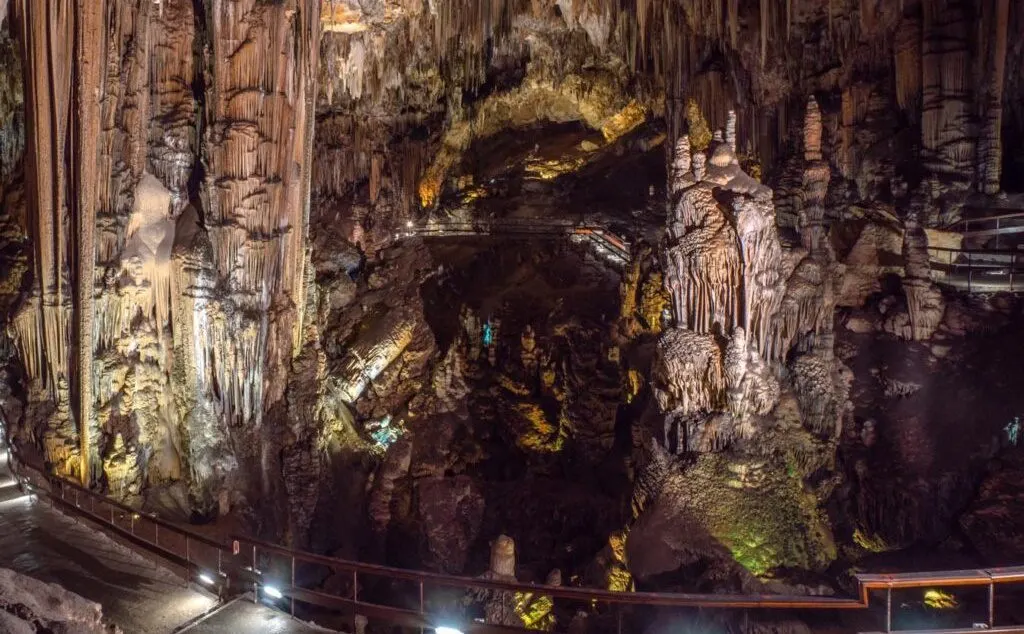 Cinco secretos fascinantes de la Cueva de Nerja que no puedes perderte