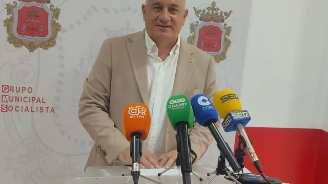 Cañestro critica la gestión del transporte urbano en Ronda y acusa al gobierno local de “no creer en los servicios públicos”