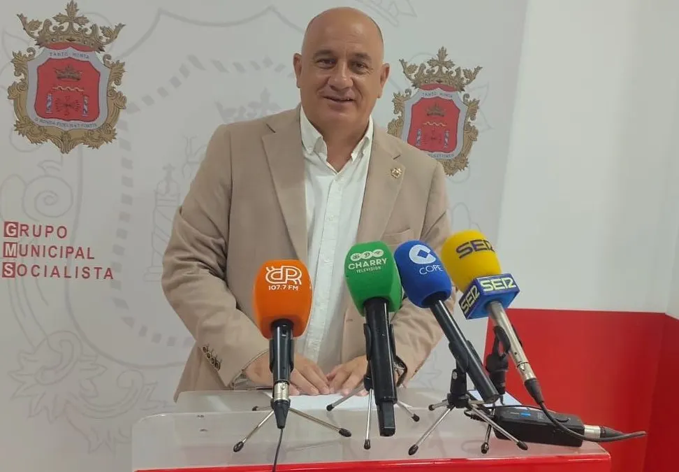Cañestro critica la gestión del transporte urbano en Ronda y acusa al gobierno local de “no creer en los servicios públicos”