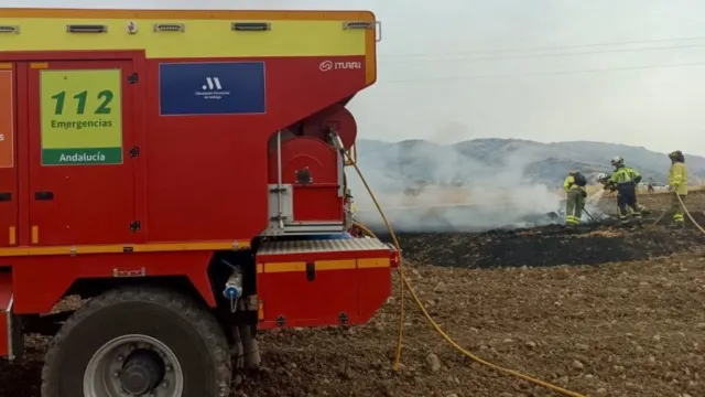 Ronda: La rápida actuación de los bomberos controla un incendio en La Torrecilla