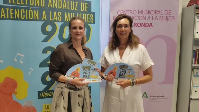 La Junta presenta en Ronda la campaña veraniega de difusión del teléfono 900 200 999, para atender a mujeres víctimas de violencia de género