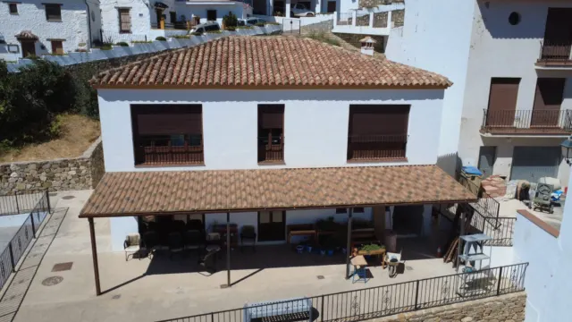 Benadalid mejora la accesibilidad al centro social y el colegio