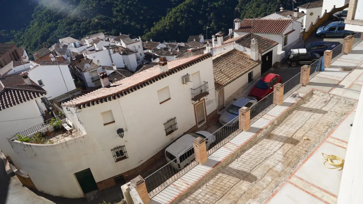 Jubrique realiza mejora su pista de petanca